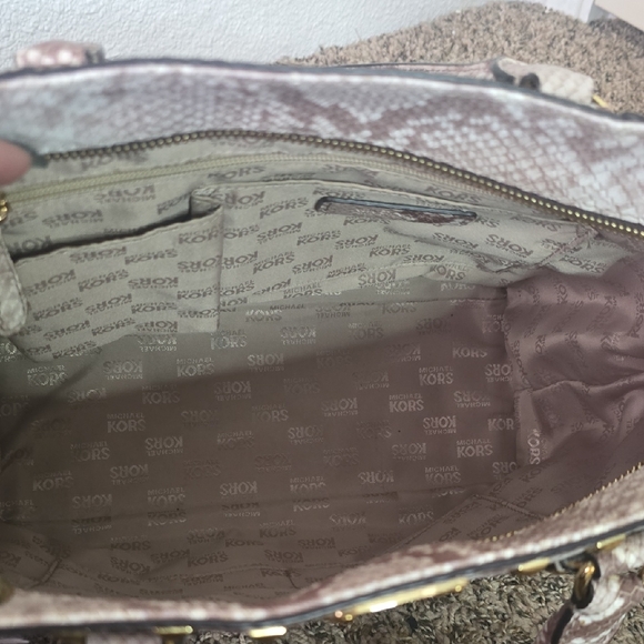 Michael Kors Pink Faux Snake Skin Leather Tote Bag W/ Gold Studs (NWOT)โจ๏ธ๐โจ๏ธ - Picture 8 of 10